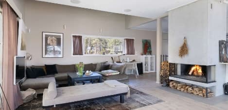 Wohnzimmer mit Kamin in der Villa