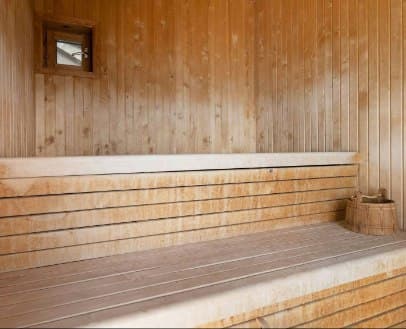 Sauna aus Holz in der Villa
