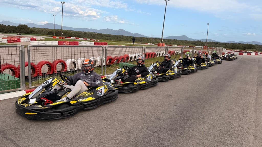 Gruppe beim Kartfahren bei einem The Level Up Event