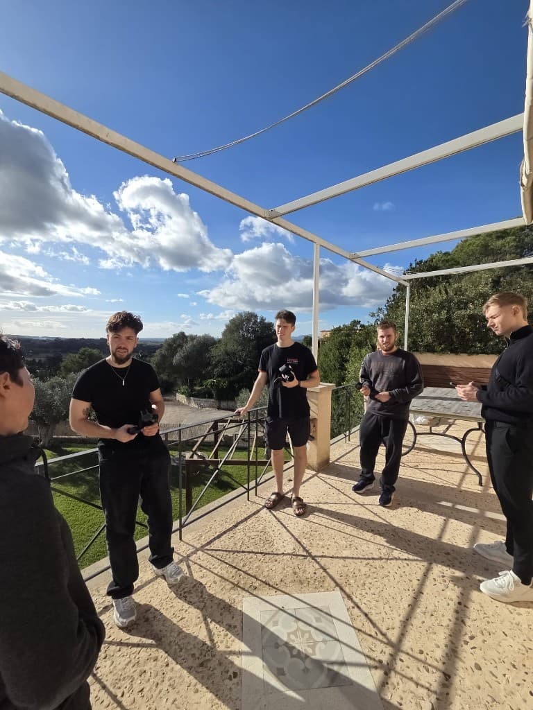 Team und Produktion auf der Terrasse in mediterraner Kulisse